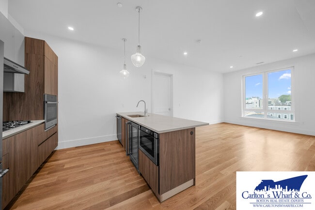 Building Photo - 218 Old Colony Ave