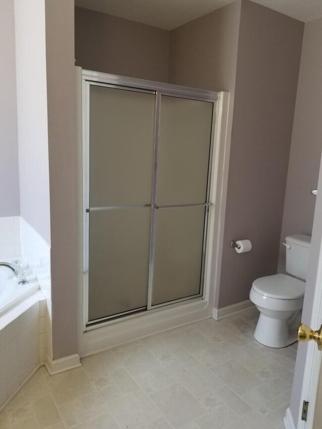 Building Photo - 2012 Sylvan Lake Dr