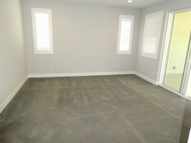 Building Photo - 5 Bedroom Home for Rent in Santa Clarita!