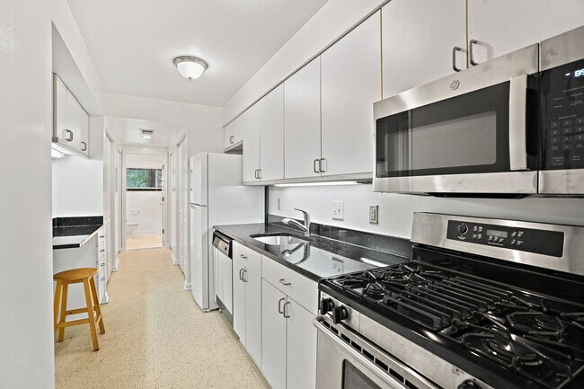 Building Photo - Wonderful Woodley 1 Bedroom with Parking