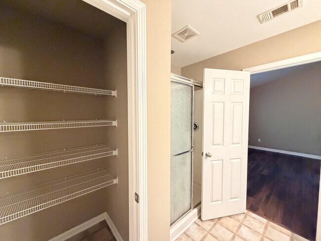 Building Photo - 3329 Fernview Dr