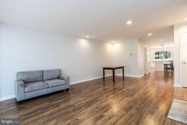 Building Photo - 7 Belaire Way