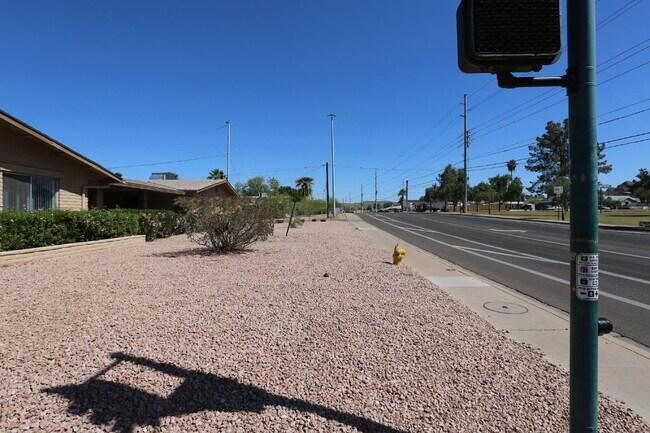 Building Photo - Beautifully Renovated 2-Bedroom Home in a ...