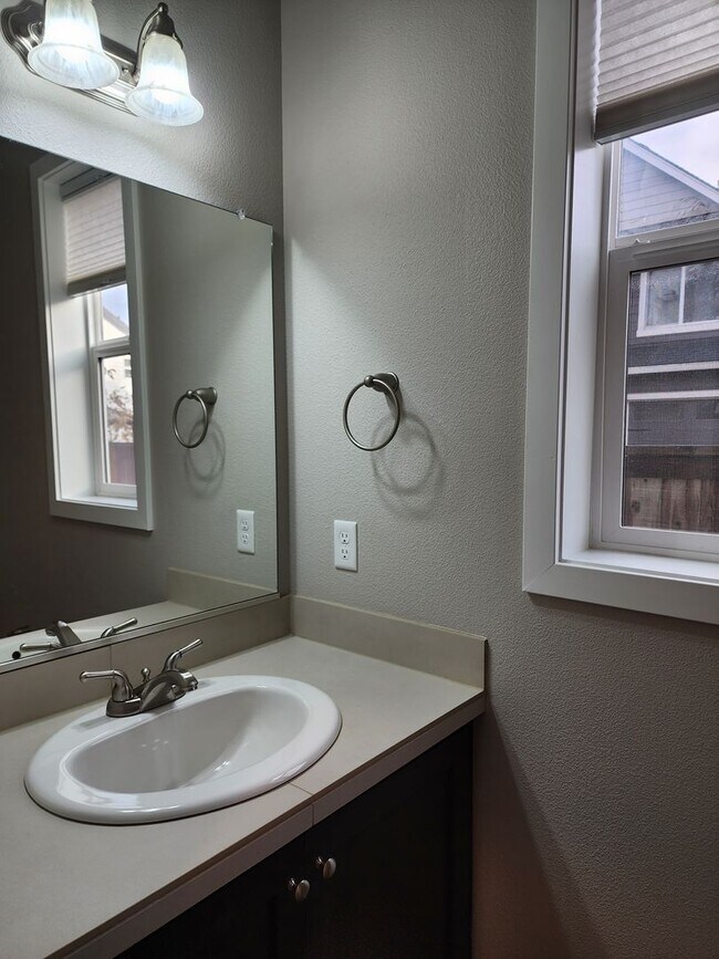 Building Photo - FIRST  FULL  MONTH'S   RENT  FREE     Lovely 2019 single-family home in Newberg