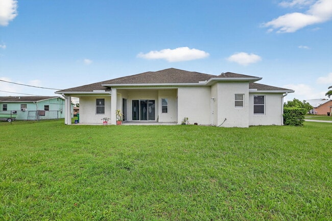 Building Photo - 379 NW La Playa St