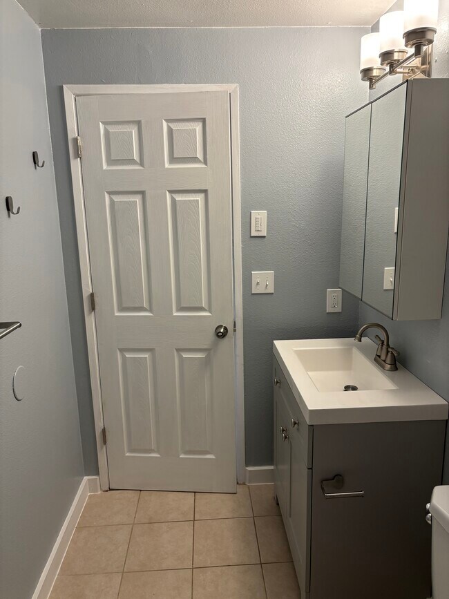 Building Photo - 6618 N Albina Ave