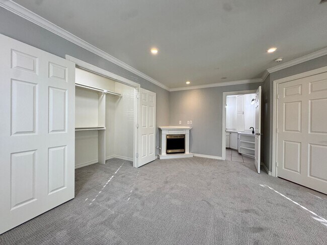 Building Photo - 627 W 2nd St