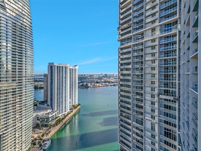 Building Photo - 475 Brickell Ave