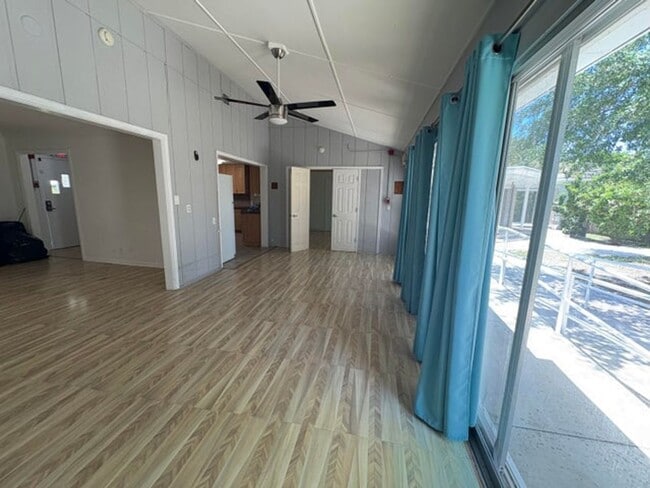 Building Photo - 202 Palm Ct