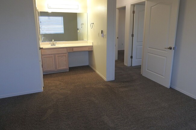 Building Photo - Beautiful 3+2 Corner Lot home near the Golf Course!