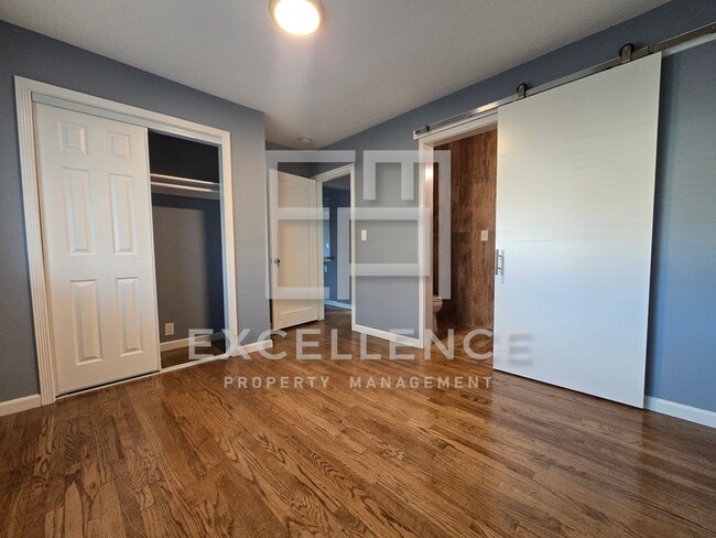 Building Photo - Beautiful 2/2 Duplex with Large Yard, Washer and Dryer and AC - Walk to Valley Fair