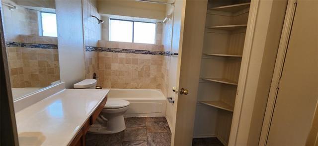 Building Photo - 2204 Turf Club Dr