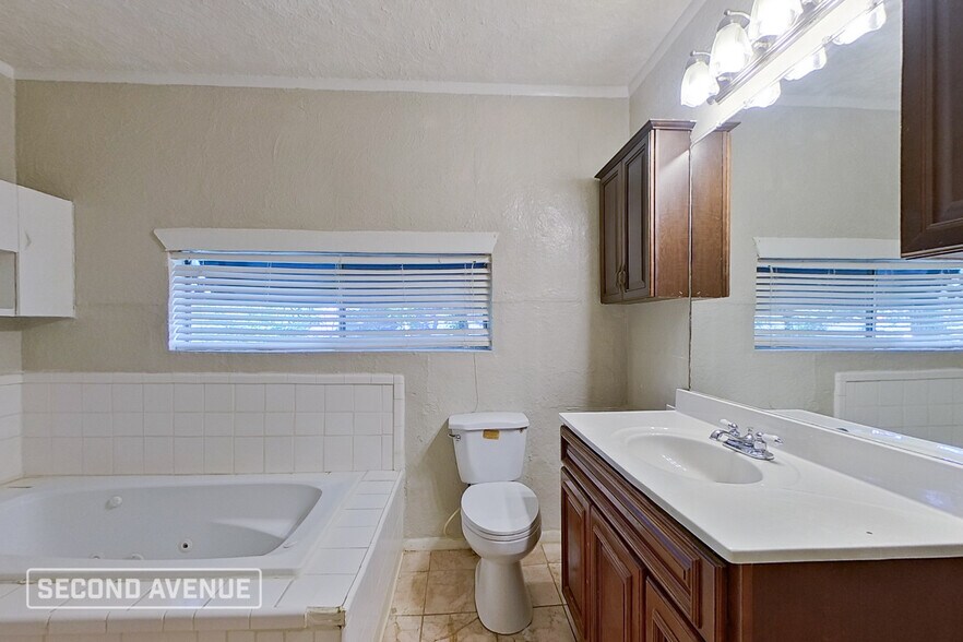 Building Photo - 1110 9th Ave