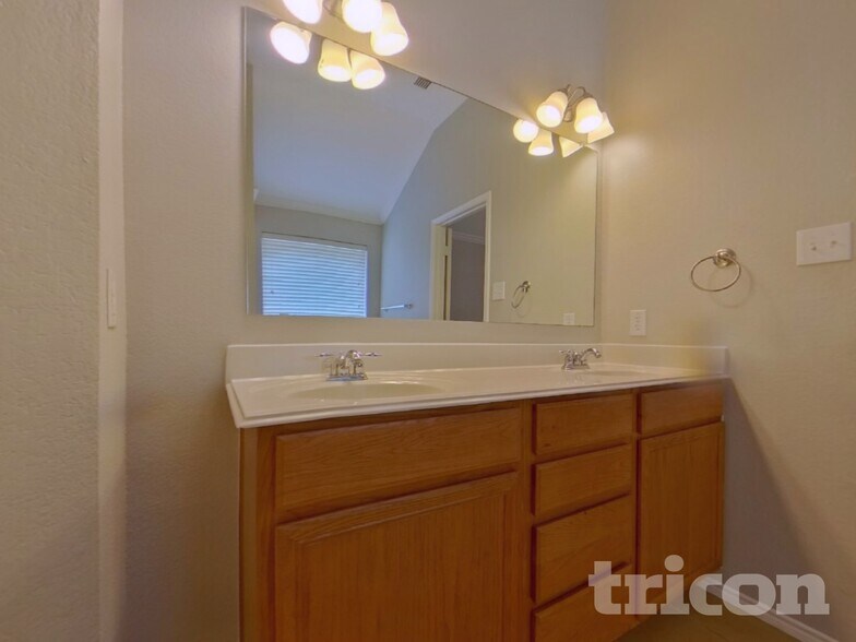 Building Photo - 6141 Tilapia Dr