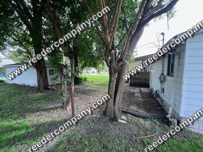 Building Photo - Updated cozy 2 bedroom house