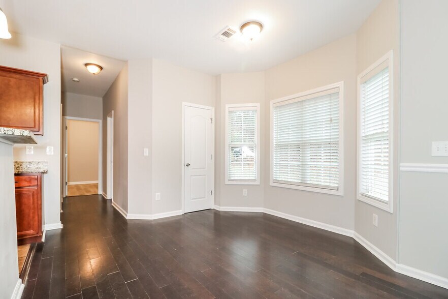 Building Photo - 2878 Suttonwood Way NE