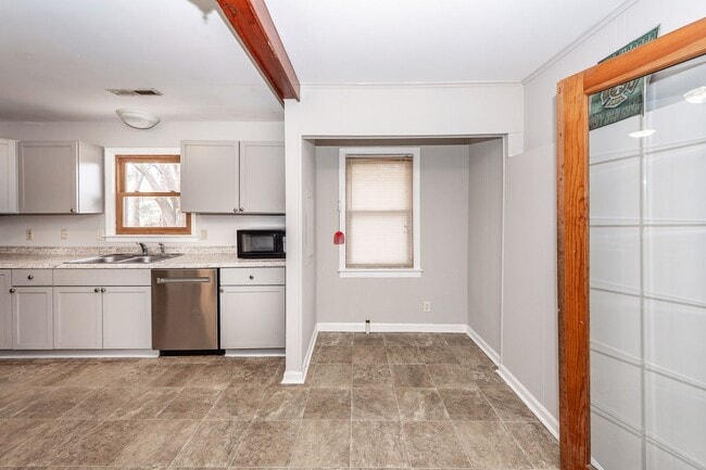 Building Photo - 4 Bedroom, 2.5 Bathroom Home on James Island