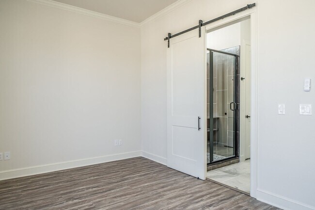 Building Photo - Exquisite 3-bedroom, 3.5-bath, 2-car garage townhome in downtown Tyler!