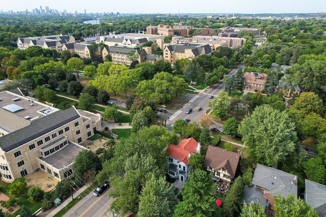 Building Photo - 2056 Summit Ave