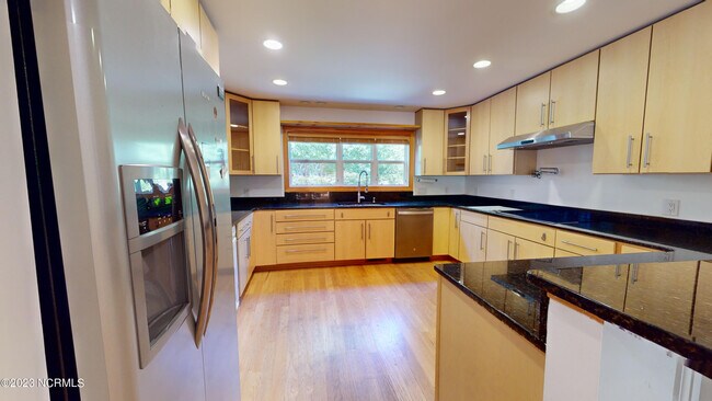 Building Photo - 245 Lakeside Dr