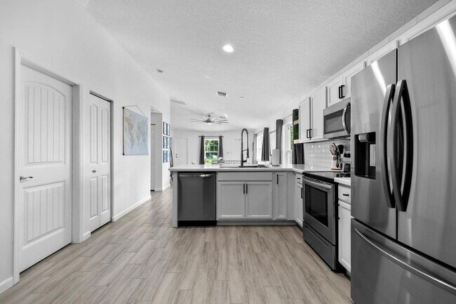 Building Photo - 5032 SE Flounder Ave