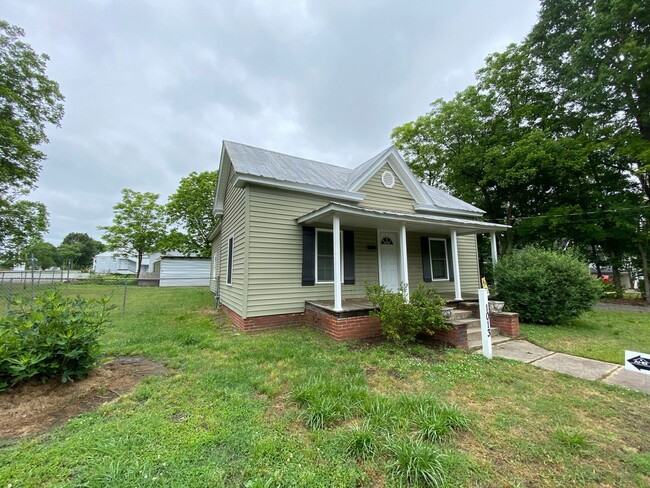 Building Photo - 2 Bedroom/1Bath Home Located  in Burlington, NC! APPLY NOW