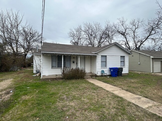 Building Photo - Central Waco Home Available