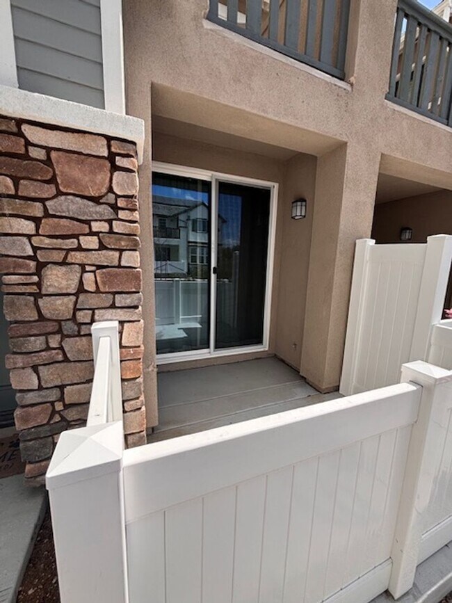 Building Photo - Welcome home to this beautiful Murrieta Town Home!