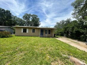Building Photo - Cute 3 bedroom 1 bath!