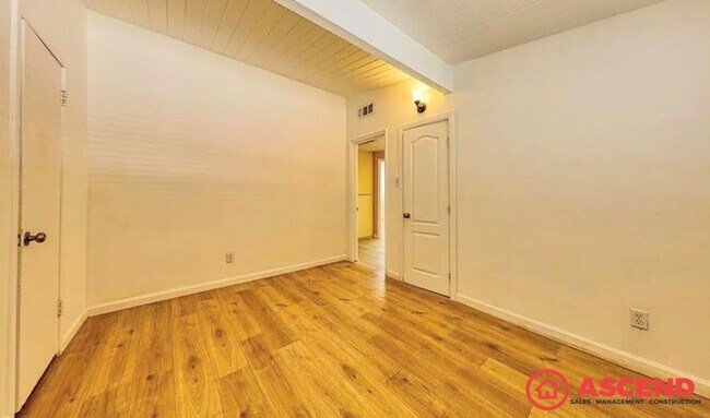 Building Photo - Unique Home Near Bakersfield College!
