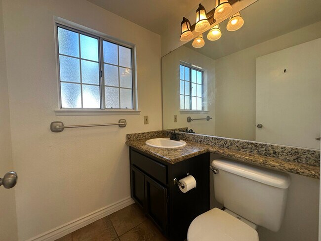 Building Photo - 39542 Del Val Dr