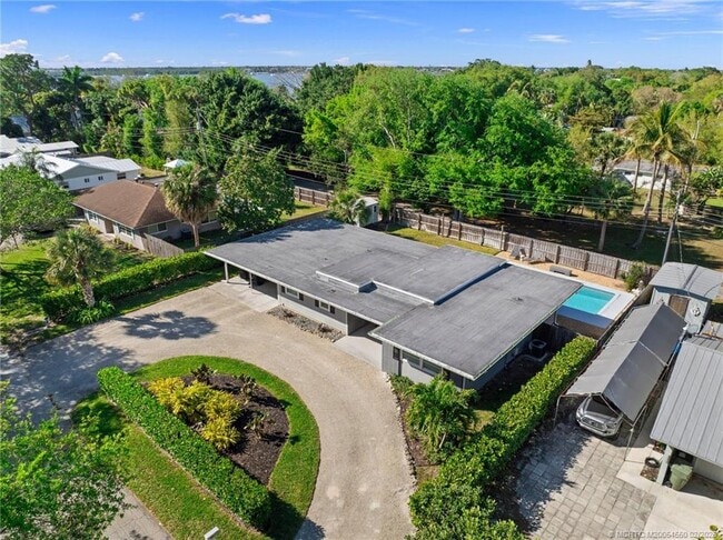 Building Photo - 530 S Manor Dr