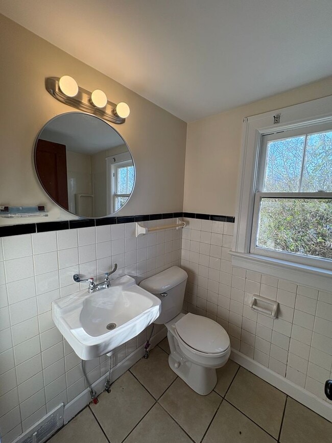 Building Photo - Beautiful house near Univeristy of Lynchburg! Four bedrooms, two bath!