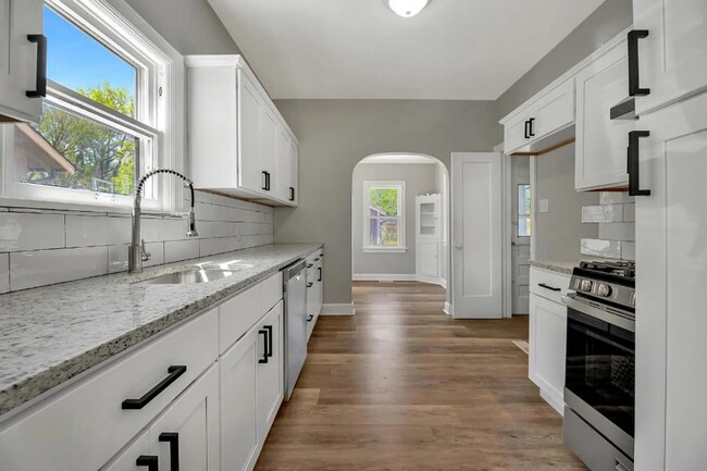 Building Photo - Cute 2 bedroom house near in a great neighborhood, close to shopping, restaurants, and easy highw...