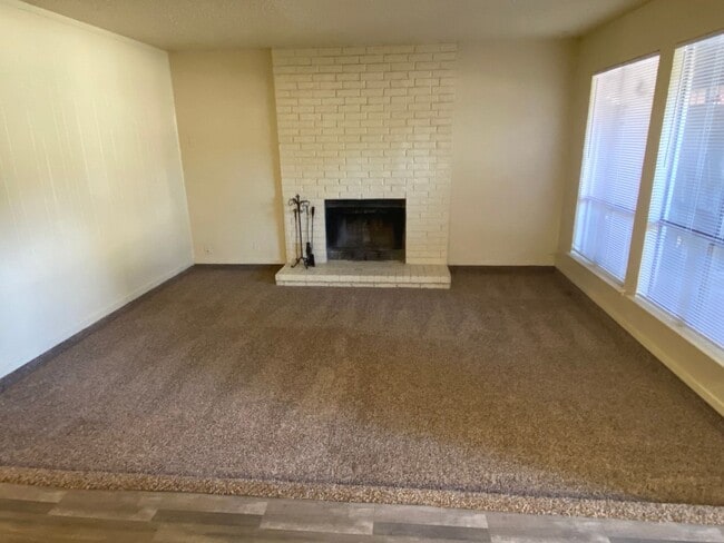 Building Photo - SPACIOUS 3 bedroom 2.5 bathroom townhome