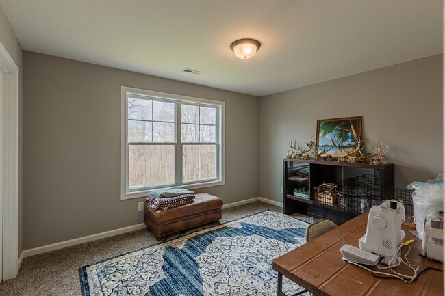 Building Photo - Pet Friendly Three Bedroom!