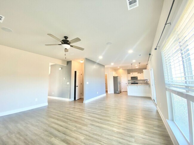 Building Photo - $1000 OFF 1st month rent!!!!Guyton Beauty!...