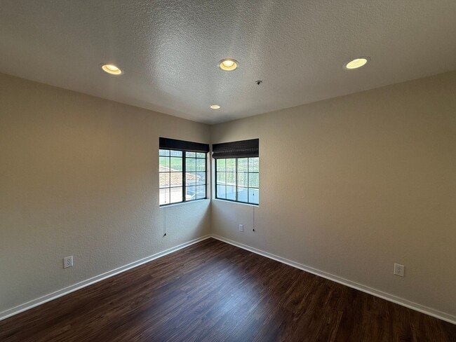 Building Photo - Beautiful 4B/2.5BA House in Vista w/ Attac...