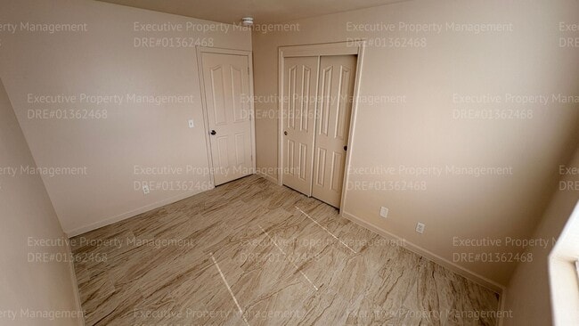 Building Photo - 3 bedroom/ 2 bathroom apartment