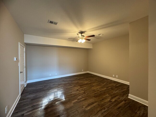 Building Photo - Stunning 4-Bedroom, 3-Bathroom Home – A Mu...