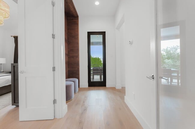 Building Photo - 505 Mission Bell Cv