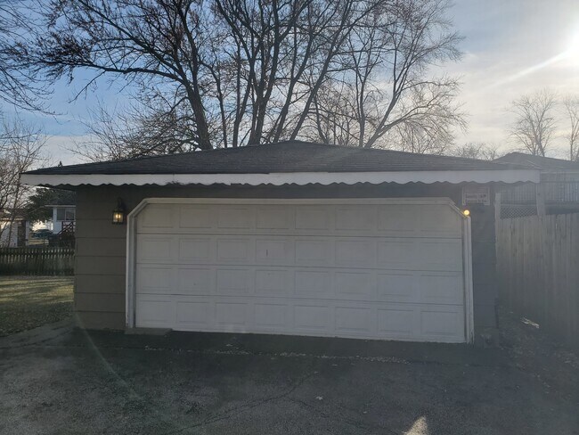 Building Photo - 450 E Mulberry Ct