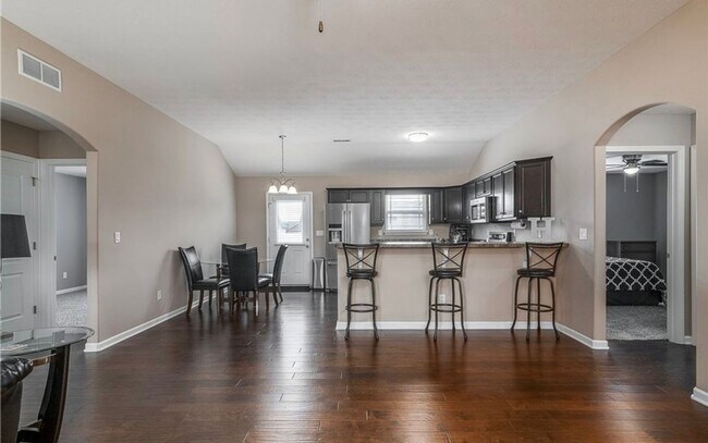 Building Photo - 3BR/2BA Home with Two Car Garage, Fenced B...