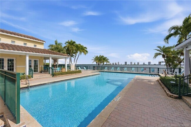 Building Photo - 1155 Lake Shore Dr