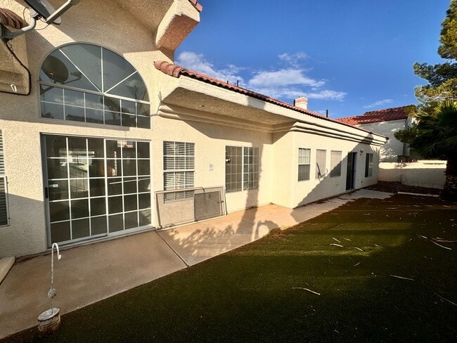 Building Photo - 2 Bed + Den Single Story Home in Guard Gated Painted Desert