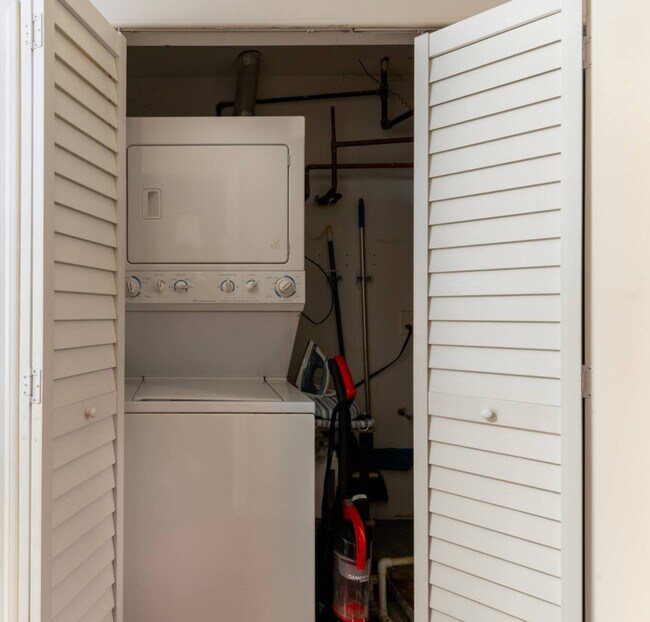 Building Photo - 906 N Damen Ave