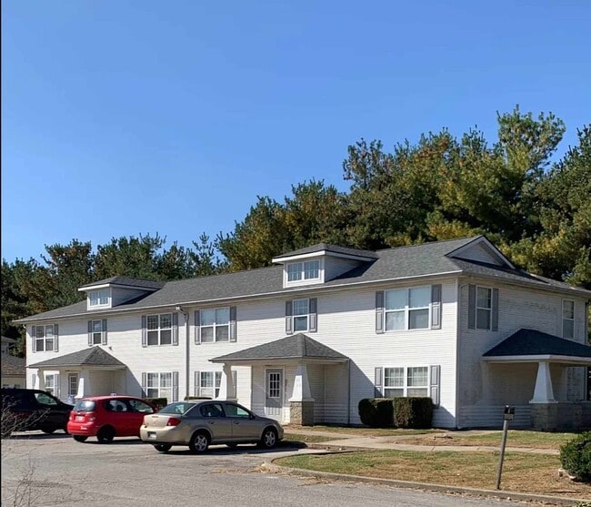 Building Photo - 39 Pine Dr