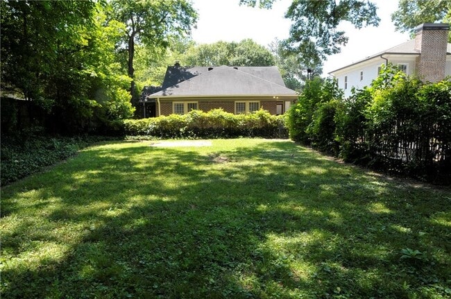 Building Photo - 602 Sherwood Rd NE
