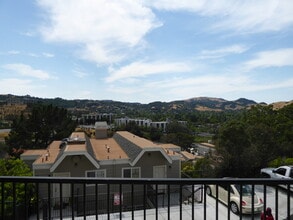 Building Photo - UPDATED 2 BEDROOM END UNIT 2-STORY CONDO WITH GREAT VIEWS IN SAN RAFAEL
