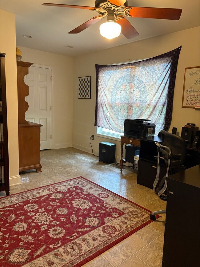 Building Photo - Large, private home in Rivercliff